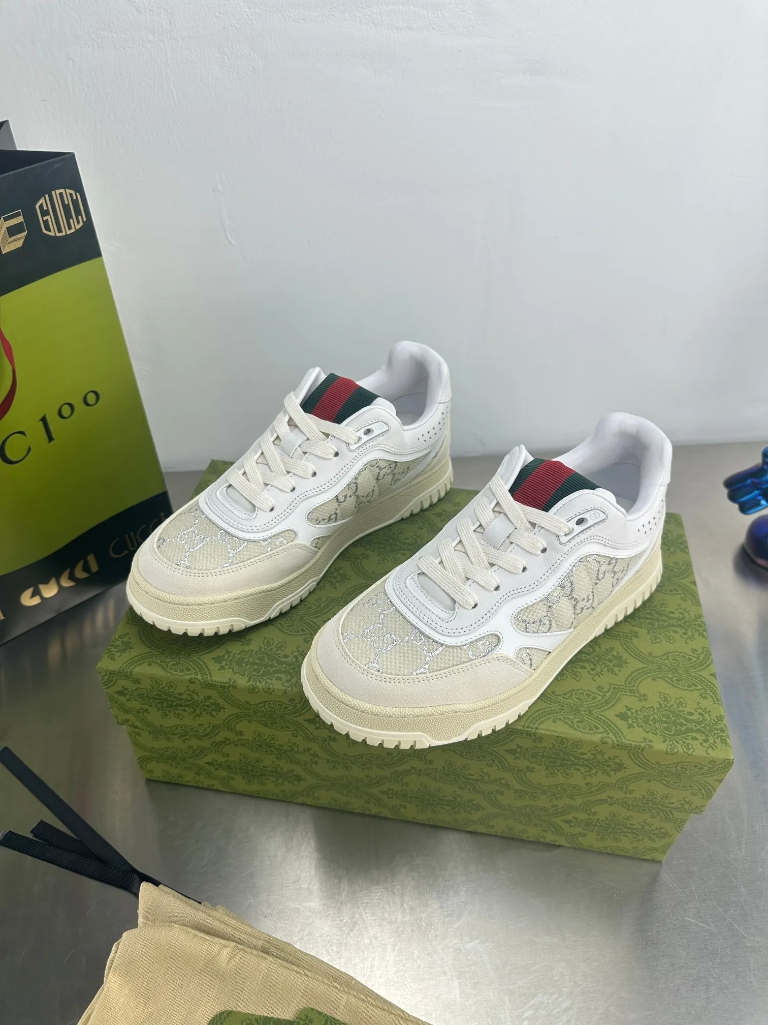 👟👟Ex-factory price 600👟👟 Gucci's latest hot-selling series of high and low-cut distressed couple's sneakers are shipped. The original version is purchased, developed and manufactured. This high-low top sneaker adopts a basketball-style silhouette design, cleverly integrated with hollow panels and distressed effects, showing its unique ingenuity. The ingenuity incorporates brand logo details such as interlocking Double G styling accessories and Gucci lettering, a low-key tribute to the brand's design heritage. Exquisite packaging at the delivery counter 🛍📦 ▪️ Fabric: Original customized imported first-layer cowhide ▪️ Inner lining: Imported first-layer cowhide ▪️ Sole: Original molded TPU sole ▪️ Sole thickness: 3cm ▪️ Size: 35-46 (Male 38 46 customized)